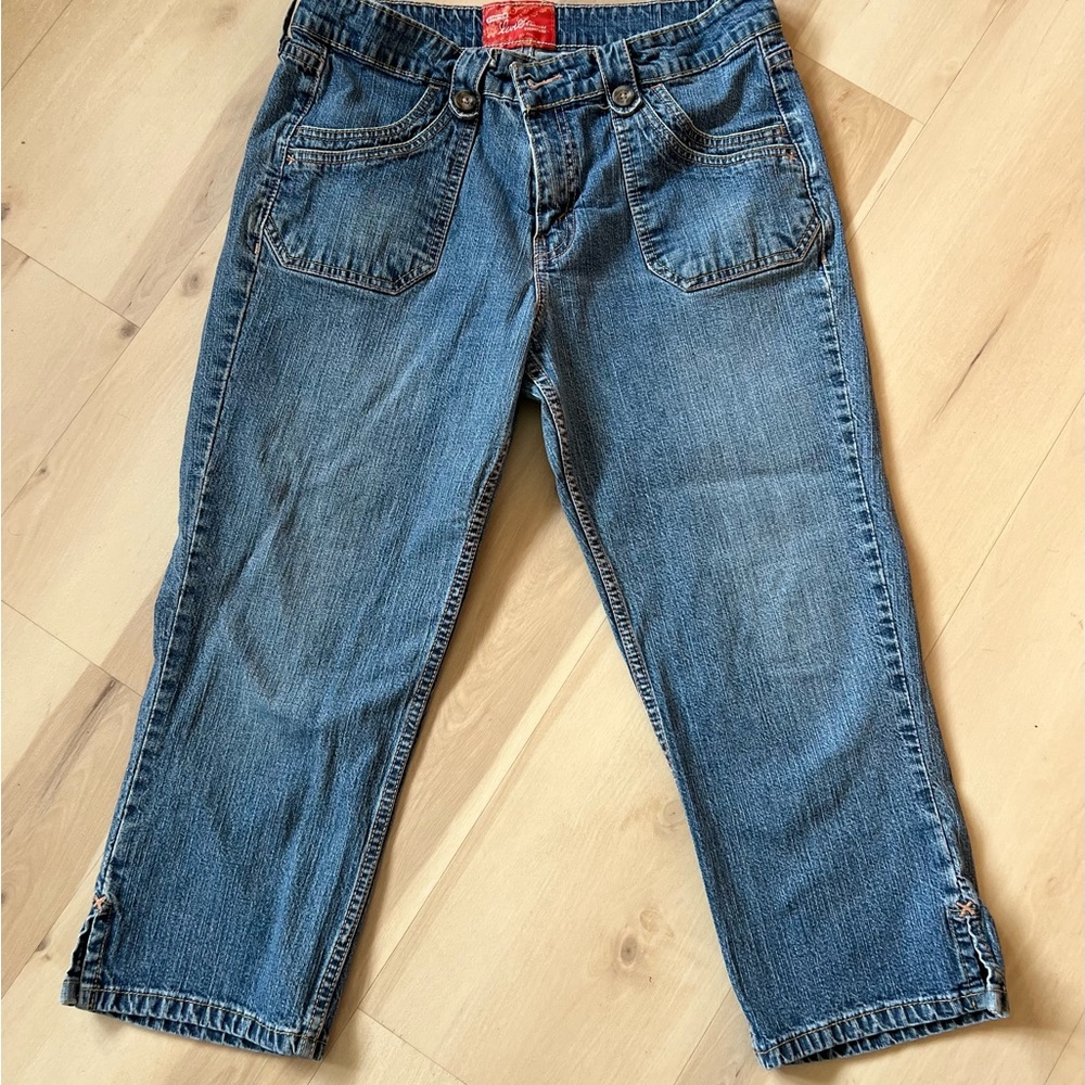 Vintage Levi’s Capris . Mid-rise. Size 14